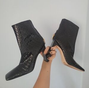 Good american crocodile leather booties